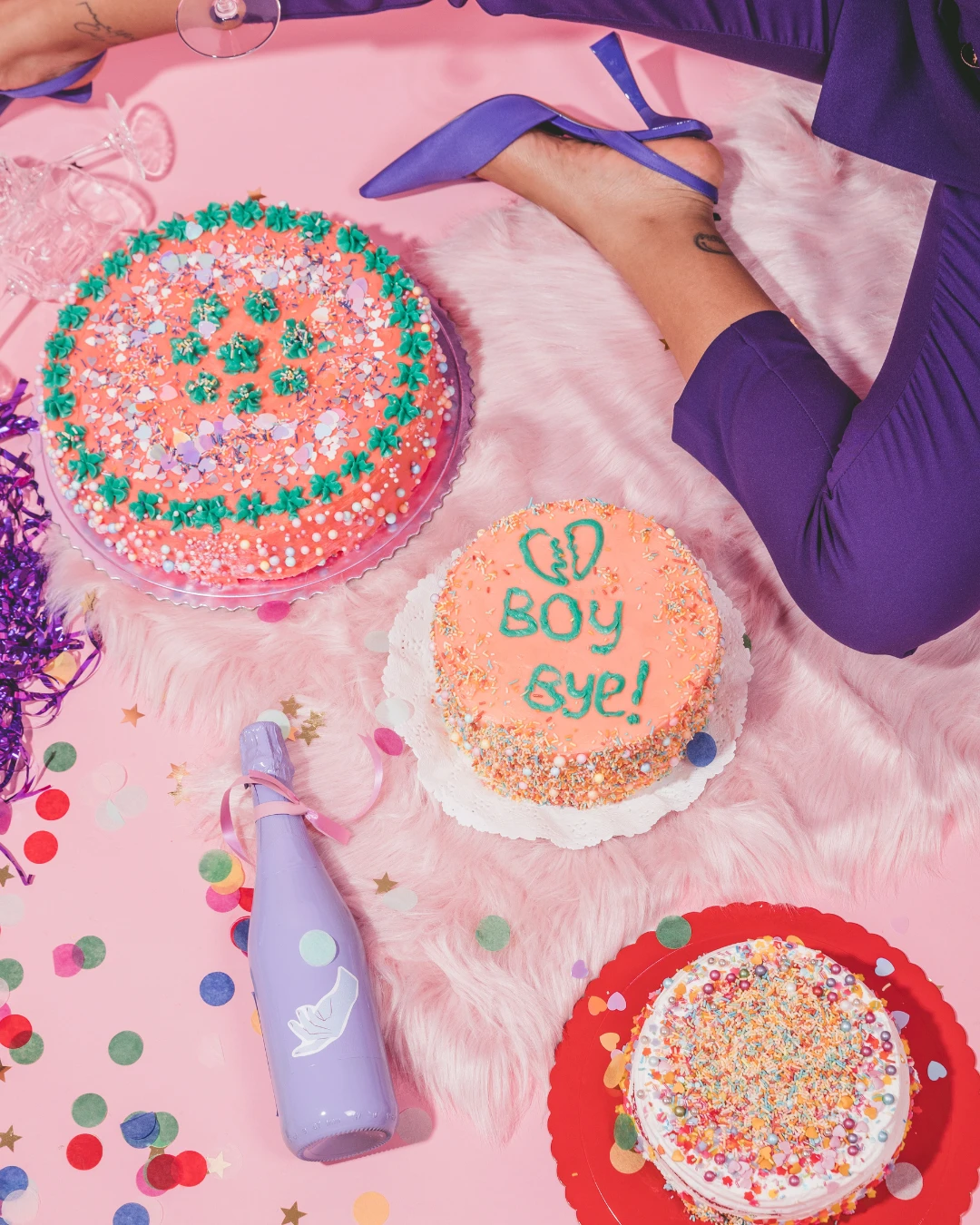 Valentinstag Trennungsparty mit Kuchen und Konfetti. Design erstellt mit Canva. Herz, Liebe, Romantik.